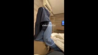 Amelia Ngewe Di Hotel